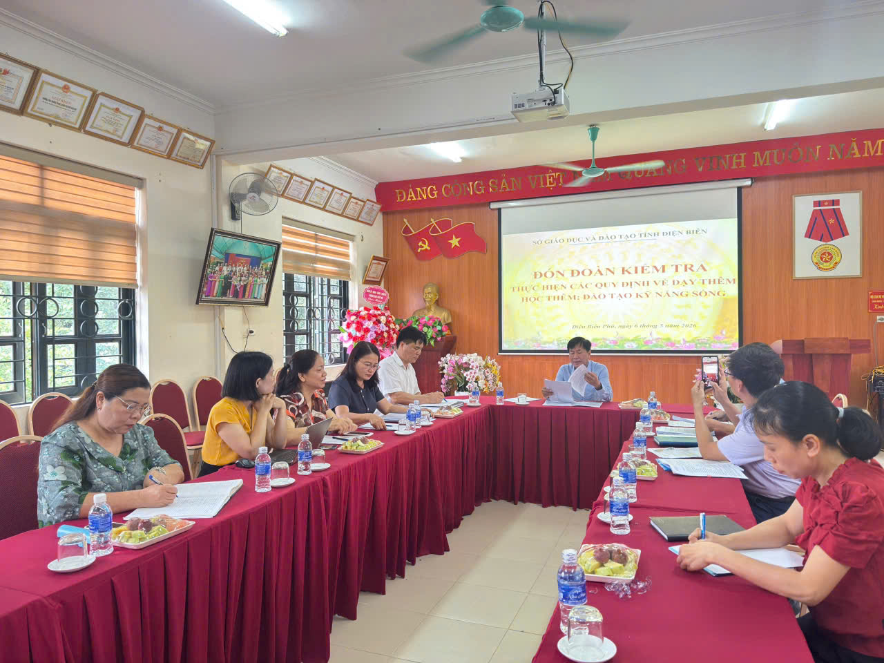 TRƯỜNG THCS MƯỜNG THANH ĐÓN ĐOÀN CỦA SỞ GD&ĐT ĐIỆN BIÊN VỀ KIỂM TRA VIỆC THỰC HIỆN CÁC QUY ĐỊNH VỀ DẠY THÊM, HỌC THÊM; ĐÀO TẠO KĨ NĂNG SỐNG.