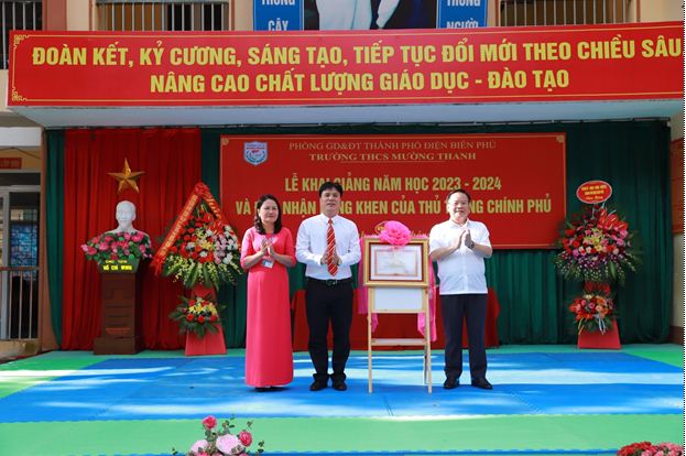 TRƯỜNG THCS MƯỜNG THANH LONG TRỌNG TỔ CHỨC LỄ KHAI GIẢNG VÀ ĐÓN BẰNG KHEN CỦA THỦ TƯỚNG CHÍNH PHỦ NĂM HỌC 2023 - 2024